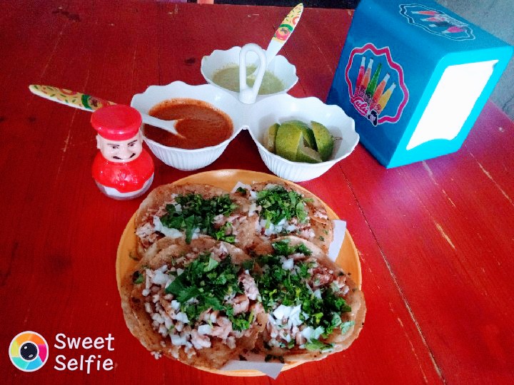 Plato con tacos y complementos en Taquería Don sabroson